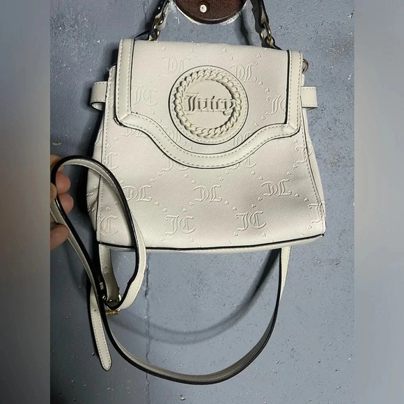 JUICY COUTURE NWT Stay in Circle Crossbody in Angel White - Picture 3 of 14